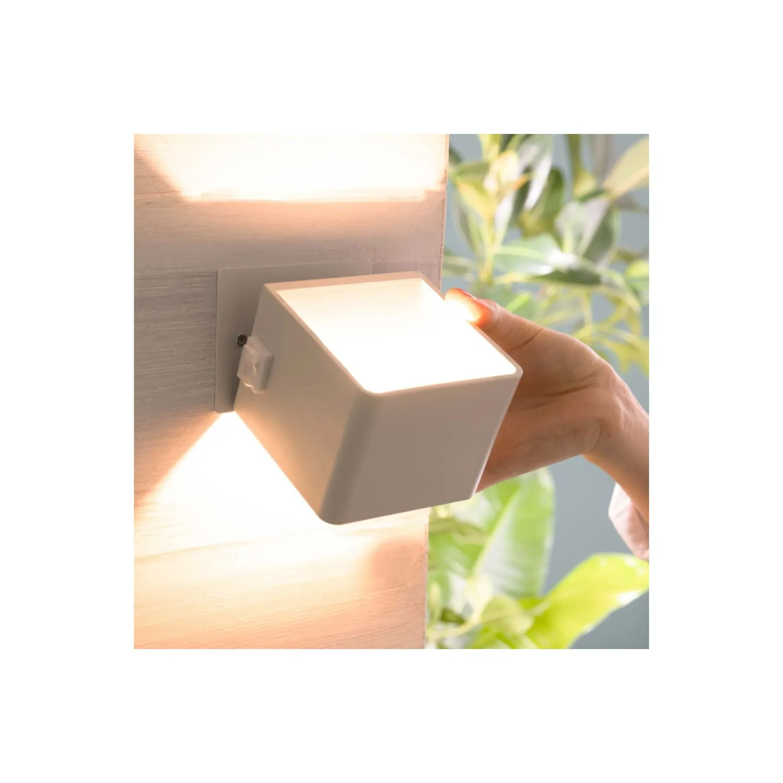 Brilliant Iseo Vägglampa Plast Vit 4W 300lm - 830 Varm Vit | IP44 - med USB