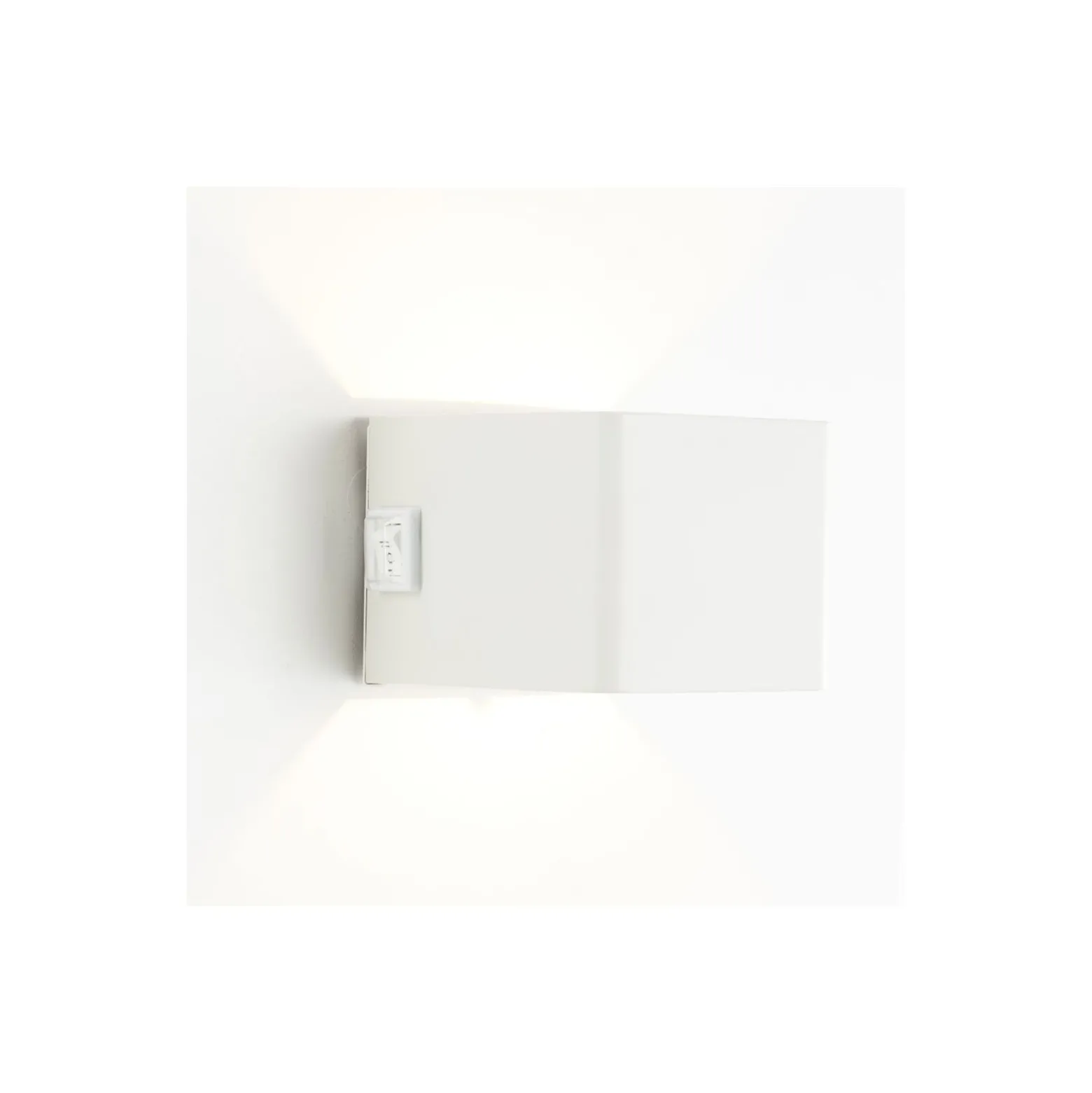 Brilliant Iseo Vägglampa Plast Vit 4W 300lm - 830 Varm Vit | IP44 - med USB