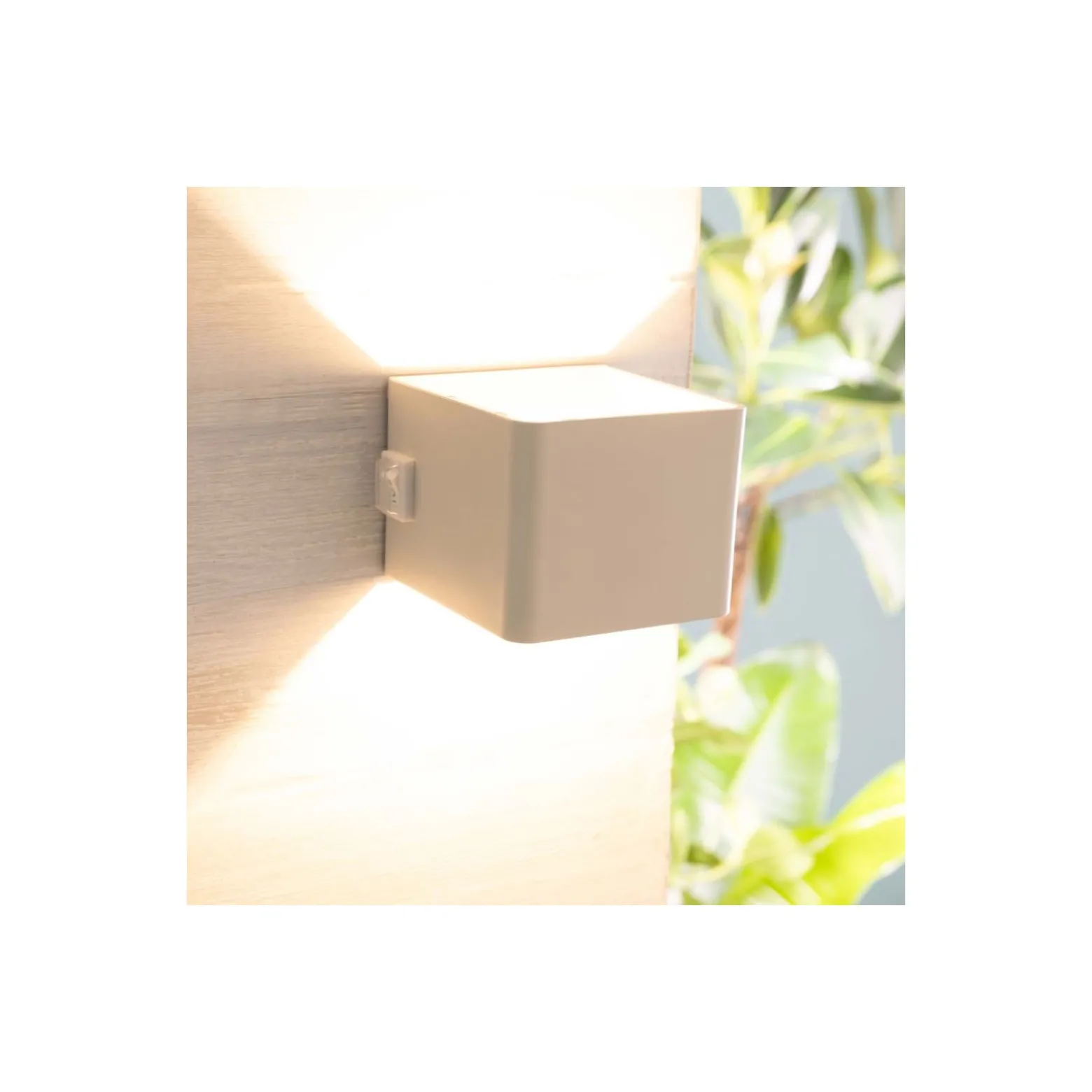 Brilliant Iseo Vägglampa Plast Vit 4W 300lm - 830 Varm Vit | IP44 - med USB