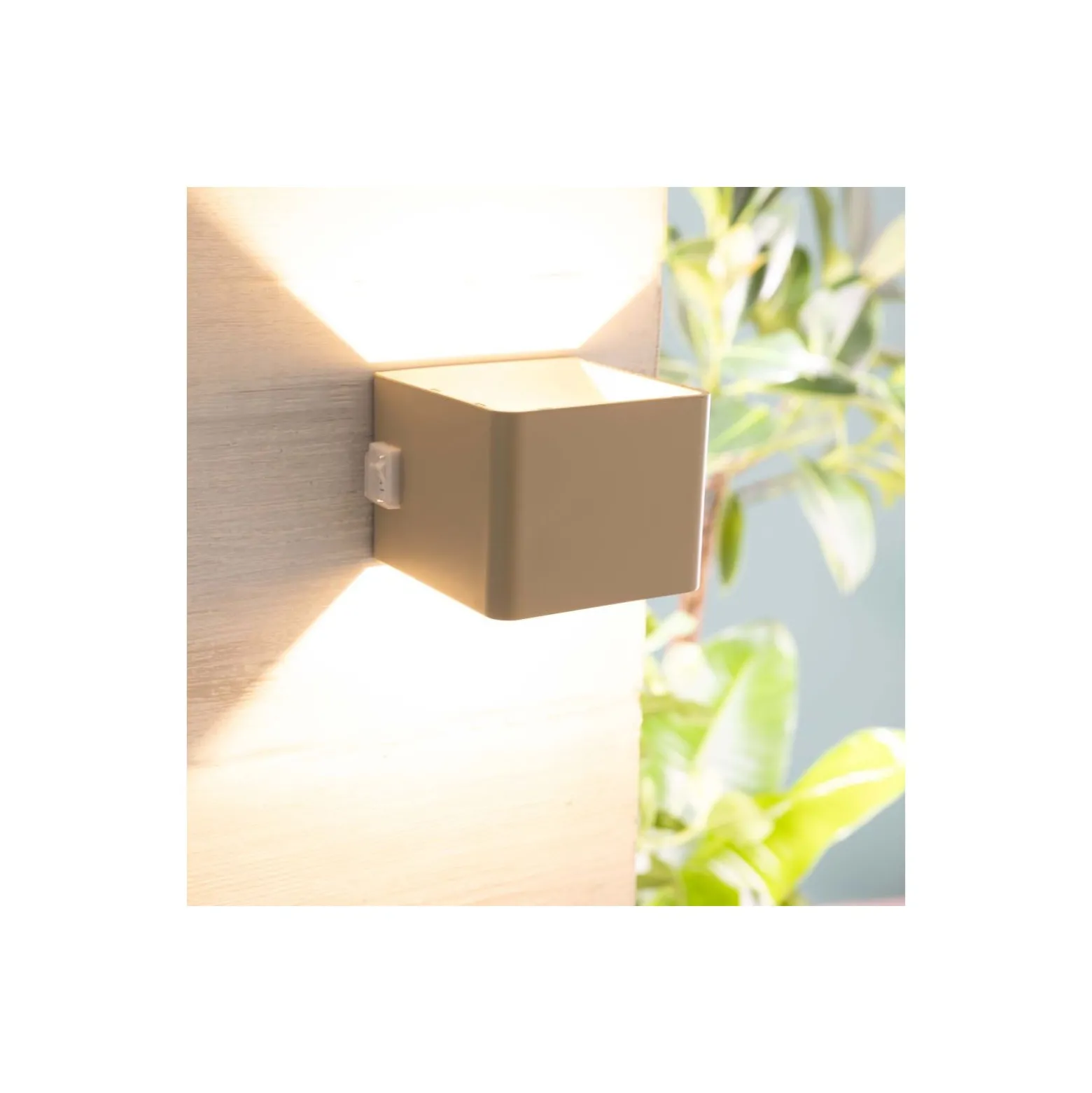 Brilliant Iseo Vägglampa Plast Beige 4W 300lm - 830 Varm Vit | IP44 - Utomhus - Rörelse- och Ljussensor - USB Uppladdningsbar