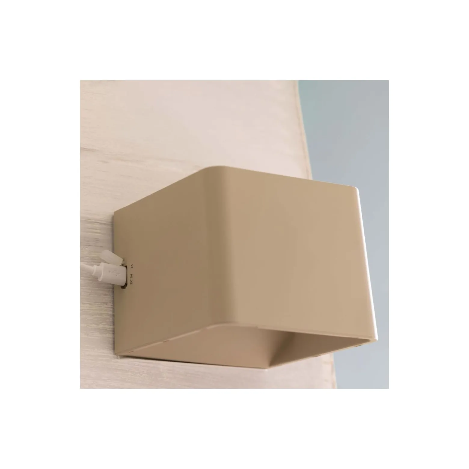 Brilliant Iseo Vägglampa Plast Beige 4W 300lm - 830 Varm Vit | IP44 - Utomhus - Rörelse- och Ljussensor - USB Uppladdningsbar