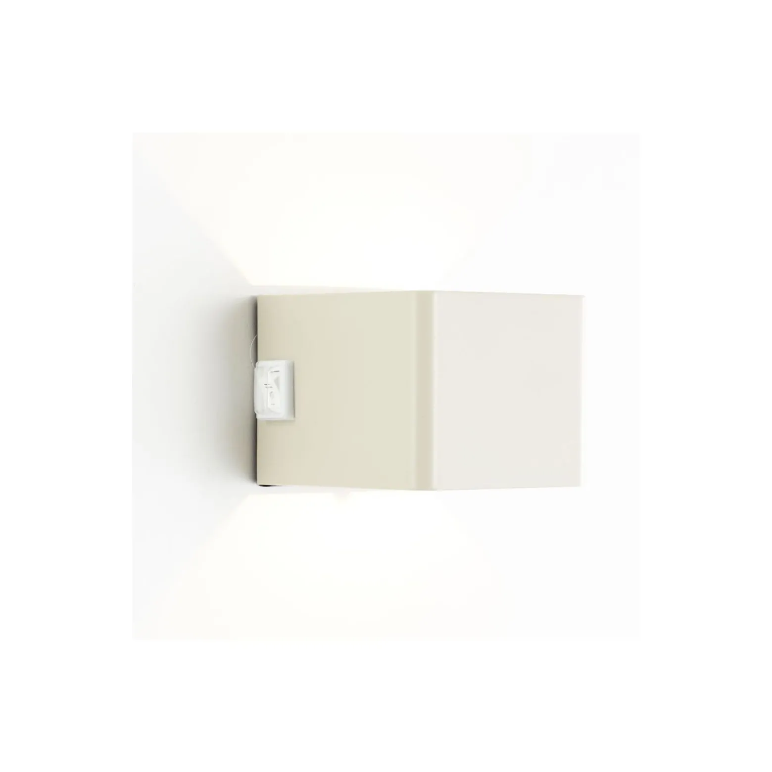 Brilliant Iseo Vägglampa Plast Beige 4W 300lm - 830 Varm Vit | IP44 - Utomhus - Rörelse- och Ljussensor - USB Uppladdningsbar
