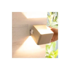 Brilliant Iseo Vägglampa Plast Beige 4W 300lm - 830 Varm Vit | IP44 - Utomhus - Rörelse- och Ljussensor - USB Uppladdningsbar