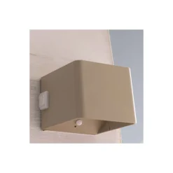 Brilliant Iseo Vägglampa Plast Beige 4W 300lm - 830 Varm Vit | IP44 - Utomhus - Rörelse- och Ljussensor - USB Uppladdningsbar