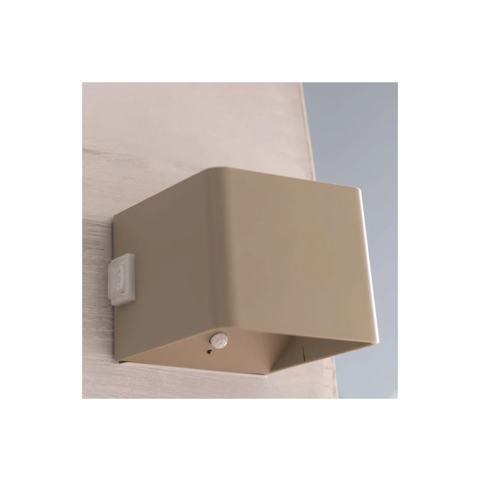 Brilliant Iseo Vägglampa Plast Beige 4W 300lm - 830 Varm Vit | IP44 - Utomhus - Rörelse- och Ljussensor - USB Uppladdningsbar