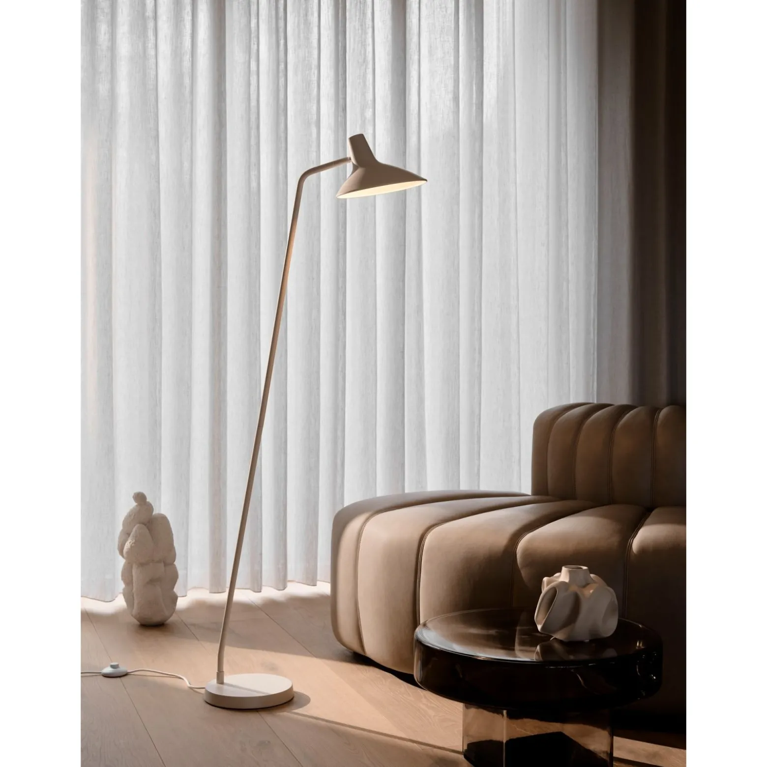 DFTP by Nordlux Darci Golvlampa Sanded | Passande för E14