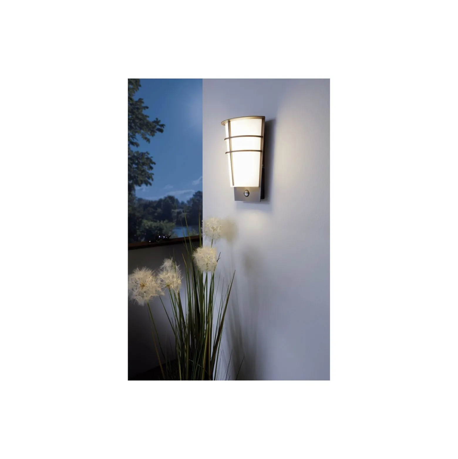 Eglo Vägglampa Breganzo 1 Stål Silver 2W 230lm - 830 Varm Vit | IP44 - Rörelse- och Ljussensor