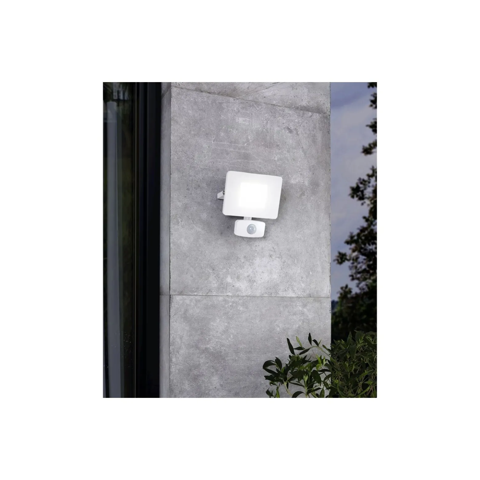 Eglo Vägglampa Faedo 3 Aluminium Vit 21W 2300lm - 850 Kallvit | IP44 - Rörelsesensor