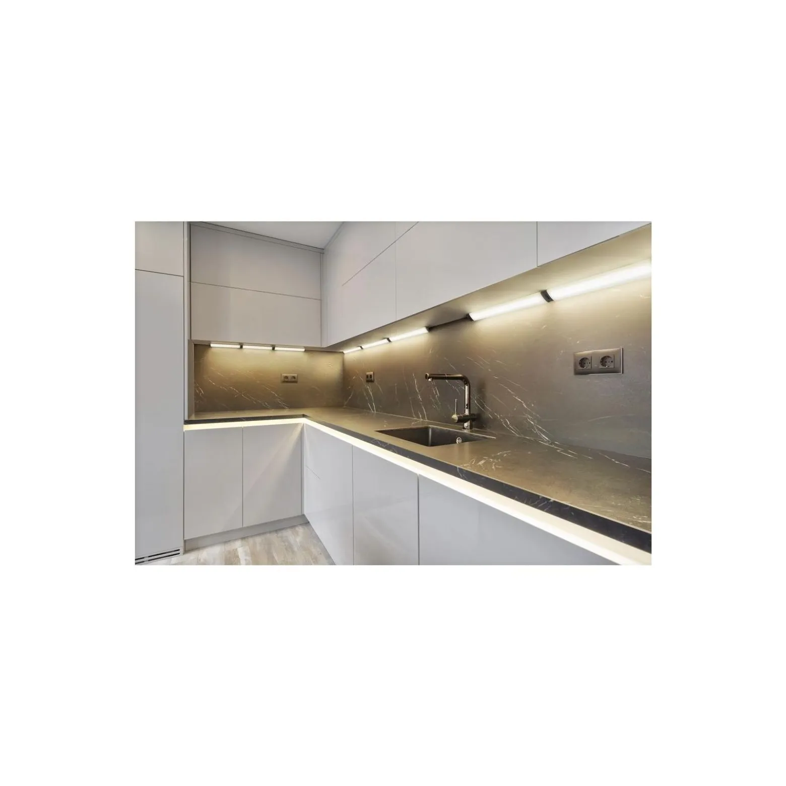 Ledvance LED Allmänbruksarmatur Linear Angle Trimlös Svart 5W 320lm - 830-840 CCT | 35cm - Fjärrkontroll