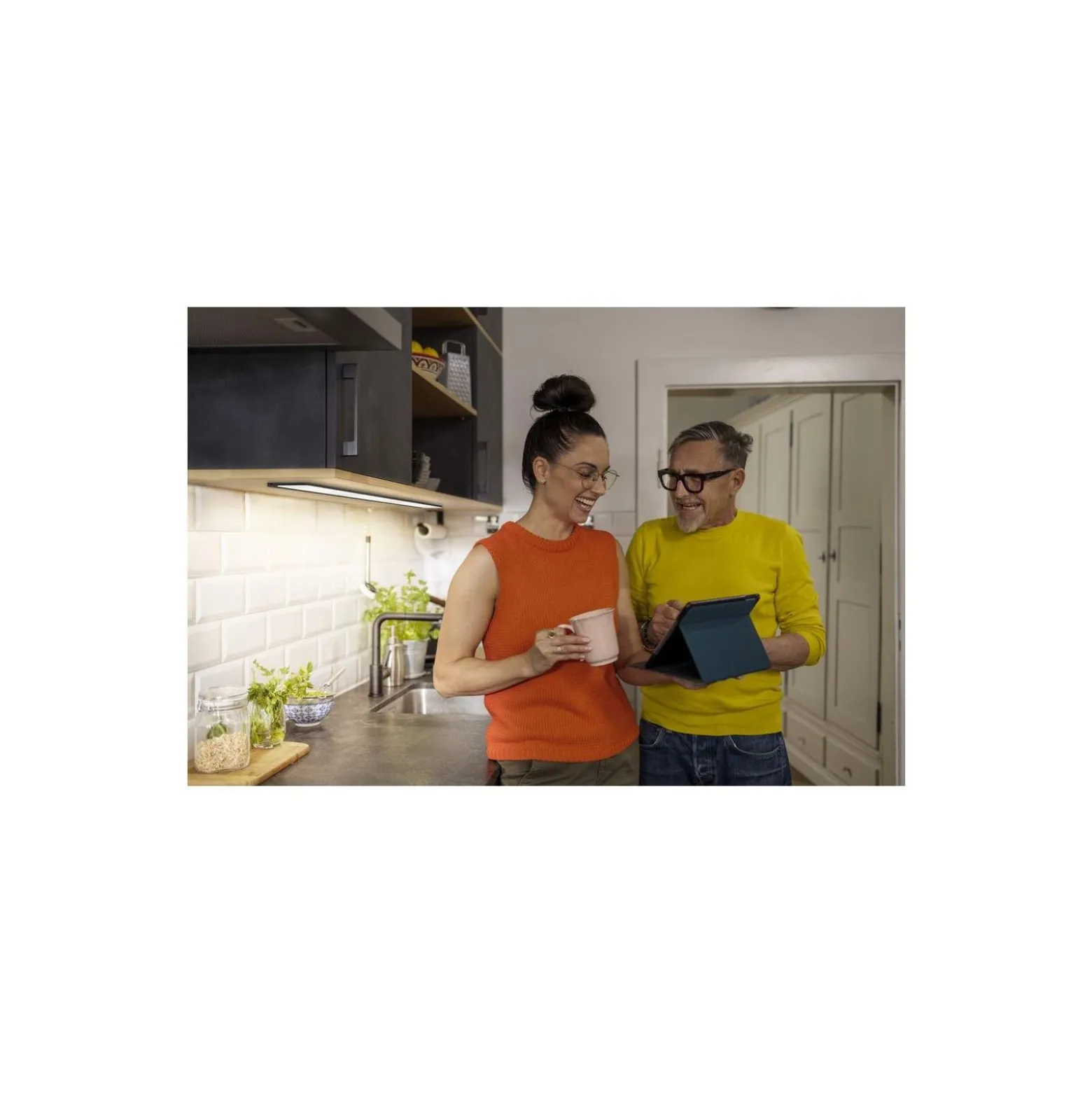Ledvance LED Allmänbruksarmatur Undercabinet Panel Trimlös Svart 5W 220lm - 830 Varm Vit | 30cm - Fjärrkontroll
