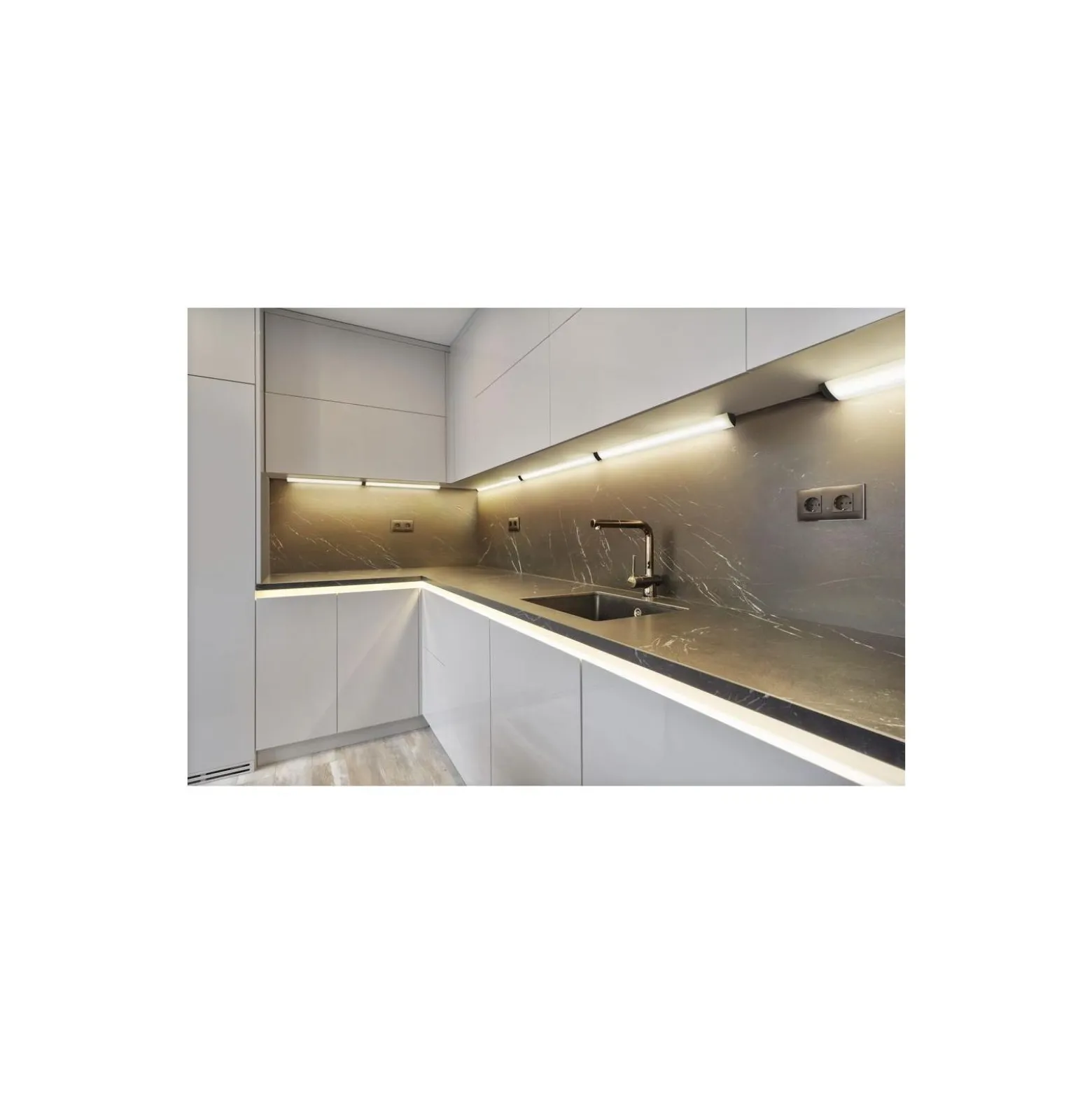 Ledvance LED Allmänbruksarmatur Linear Angle Trimlös Svart 7.5W 480lm - 830-840 CCT | 55cm - Fjärrkontroll